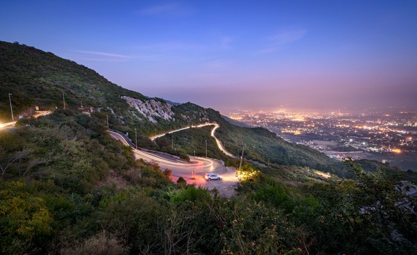 Awalnya ibu kota Pakistan adalah Karachi. Namun pada tahun 1959 pemerintahan Pakistan memindahkannya ke Islamabad yang berada di utara Pakistan. Kota ini pun juga menjadi kota yang paling aman di Pakistan dengan pengawasan ribuan CCTV yang tersebar di kota. (iStock) Awalnya ibu kota Pakistan adalah Karachi. Namun pada tahun 1959 pemerintahan Pakistan memindahkannya ke Islamabad yang berada di utara Pakistan. Kota ini pun juga menjadi kota yang paling aman di Pakistan dengan pengawasan ribuan CCTV yang tersebar di kota. (iStock)
