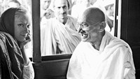Ia juga mengunggah foto kala berbincang-bincang dengan Mahatma Gandhi. Dok. Instagram/floraborsiofficial