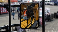 Selain melihatnya, pengunjung juga boleh menaiki langsung truk raksasa ini. Anda yang berminat bisa mencoba dan akan diberikan perlengkapan keselamatan sebelum merasakan suasana kabin dari truk ini.