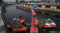 Pembersihan dilakukan oleh petugas UPK Badan Air DKI Jakarta.