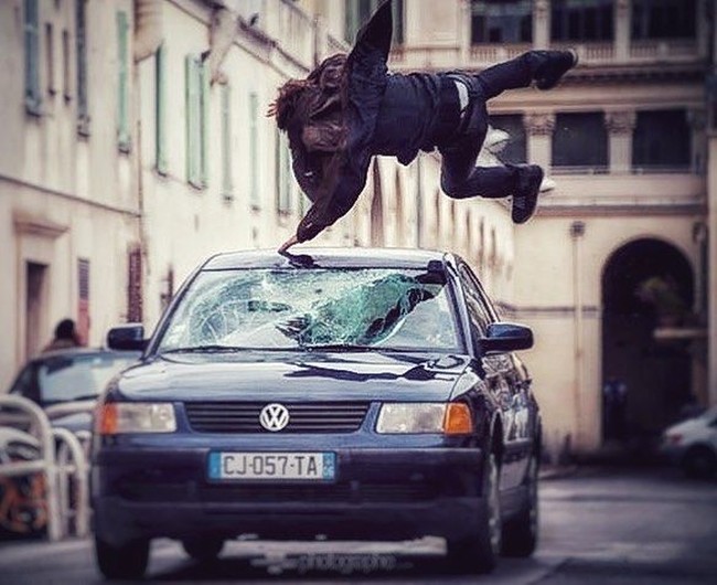 Ditabrak mobil sampai terpental juga sudah menjadi makanan sehari-harinya. Di Jamaika,  Rosseau tampak berada di balik kemudi jip Range Rover klasik saat syuting film James Bond yang untuk sementara ini diberi judul Bond 25. Penasaran seperti apa aksinya? Tunggu saja sampai film tersebut dirilis pada April 2020.  (Foto: Instagram/@jeancharlesrousseau)