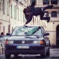 Ditabrak mobil sampai terpental juga sudah menjadi makanan sehari-harinya. Di Jamaika,  Rosseau tampak berada di balik kemudi jip Range Rover klasik saat syuting film James Bond yang untuk sementara ini diberi judul Bond 25. Penasaran seperti apa aksinya? Tunggu saja sampai film tersebut dirilis pada April 2020.  (Foto: Instagram/@jeancharlesrousseau)