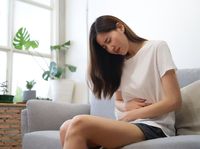 sakit perut bagian bawah pada wanita dan mual 9