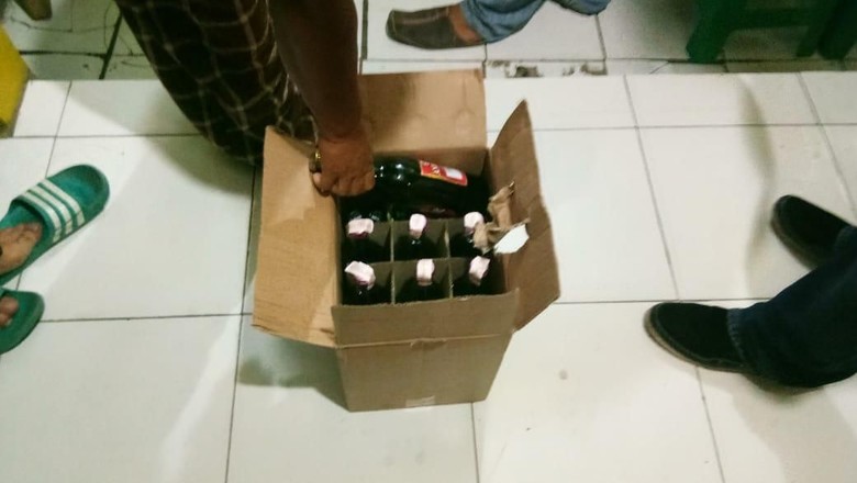 Jelang Puasa, Polisi Razia Warung Miras Berkedok Jamu di Bekasi Jelang Puasa, Polisi Razia Warung Miras Berkedok Jamu di Bekasi
