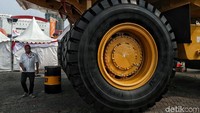 Melihat ukurannya, dapat dipastikan mobil ini mampu meremukkan setiap mobil yang mejeng di IIMS saat itu.