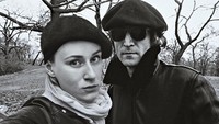 Selfie di taman bersama John Lennon. Dok. Instagram/floraborsiofficial