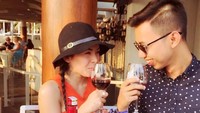 Bersama seorang rekannya, Elvia tampak menikmati segelas wine. Saat itu keduanya tengah berada di sebuah restoran yang ada di Bali. Foto: Instagram elviacerolline