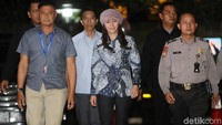 Sri Wahyumi tiba di gedung KPK dengan mengenakan kemeja batik lengkap dengan penutup kepalanya.