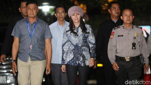 Bupati Kepulauan Talaud Sri Wahyumi Maria Manalip yang terjaring operasi tangkap tangan (OTT) tiba di KPK, Jakarta, Selasa (30/4/2019).