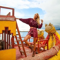 Beberapa hari lalu, Caroline dan Jorge masih menikmati liburan mereka di lautan Sao Paulo. Sampai suatu saat anjing mereka jatuh dari kapal di tengah laut yang sedang badai. Caroline pun berusaha menyelamatkannya yang membuatnya justru terlempar dan terbawa arus. Foto: Instagram @cabitten