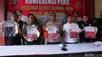 Polisi menunjukkan barang bukti mulai dari handphone, senjata api, kunci leter T hingga kunci motor korban.