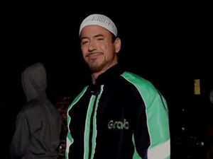 Kocaknya Gaya Tony Stark Hijrah dan Berpeci