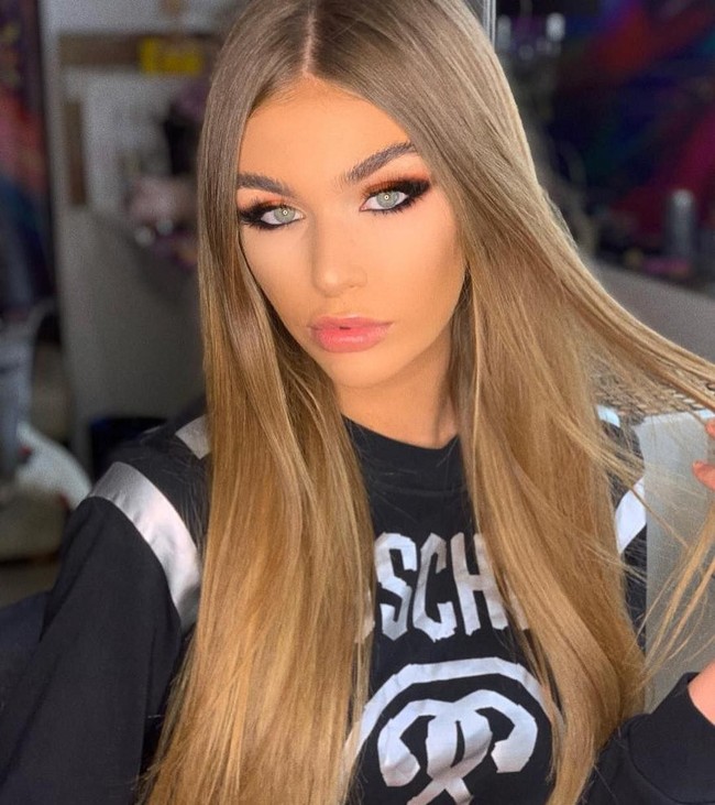 Sosok Terjsi Sejdini sempat menjadi kontroversi. Bukan hanya karena aksinya yang kerap berpose seksi hingga topless, tapi juga karena perilakunya di masa lalu, di mana dia ternyata pelaku bullying. Foto: Instagram @misstrejsisejdini