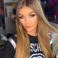 Sosok Terjsi Sejdini sempat menjadi kontroversi. Bukan hanya karena aksinya yang kerap berpose seksi hingga topless, tapi juga karena perilakunya di masa lalu, di mana dia ternyata pelaku bullying. Foto: Instagram @misstrejsisejdini