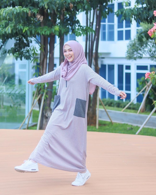 Tahun ini ingin lebih aktif mengikuti kajian? Jika kamu tak terbiasa berhijab dan berkegiatan padat, pilih hijab instan yang nyaman. Hindari memilih hijab instan yang rumit cara pemakaiannya. Foto: Instagram