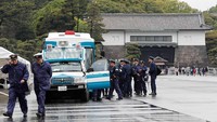 Kepolisian memperketat pengamanan di Istana Kekaisaran Tokyo, area seluas 115 hektare yang menjadi kediaman Kaisar dan Permaisuri Jepang. REUTERS/Kim Kyung-Hoon.
