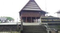 Sebelum menjadi kabupaten seperti sekarang, dahulu Mamuju merupakan gabungan dari tiga kerajaan asli setempat. Ini salah satu contoh rumah adat Suku Mamuju (basri bachtiar/dTraveler)