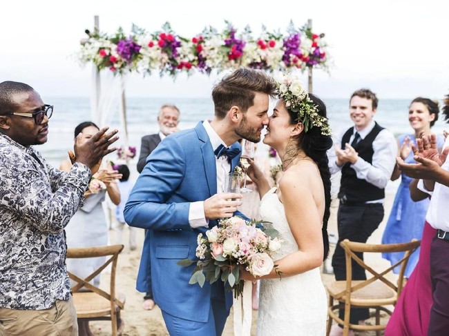 Young couple kissing at wedding reception