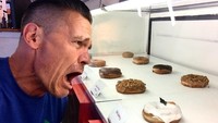 Duh, ini ekspresi Josh tak sabar mencicip donat kala cheat days. Sepertinya sudah kepingin banget tuh. Foto: Instagram joshbrolin