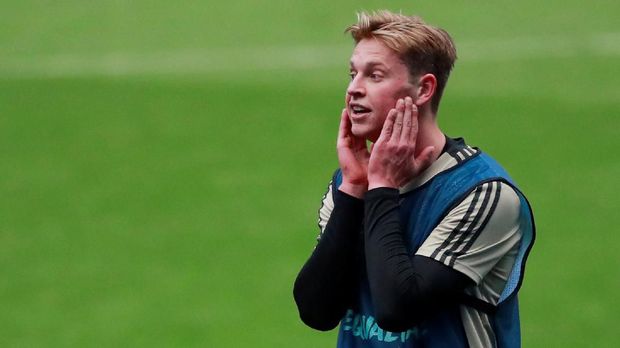 Frenkie de Jong resmi berseragam Barcelona musim depan.