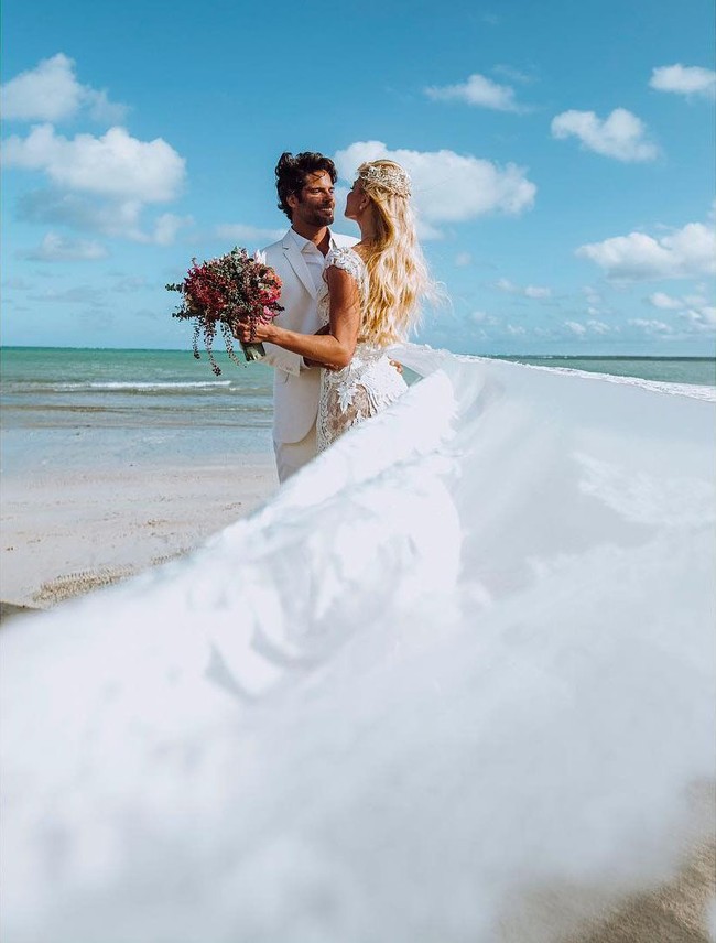 Tentu saja peristiwa ini membuat sang suami syok, apalagi ia melihat sendiri wanita yang baru dinikahinya pada bulan Januari itu jatuh. Jorge mencoba untuk menyelamatkannya. Dia melihat Carol tenggelam dan tidak dapat menyelematkannya. Itu adalah momen yang mengerikan baginya, kata Can Saad. Foto: Instagram @cabitten