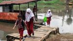 Potret Nahkoda Perahu Eretan dari Banjir Kanal Barat