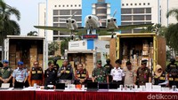 Hadir dalam acara tersebut Wakil Menteri Keuangan Mardiasmo, Kepala Bea Cukai Heru Pambudi, Ketua PPATK Kiagus Ahmad Badaruddin dan Panglima Komando Angkatan Armada RI Kawasan Barat (Pangarmabar) Laksamana Muda Yudo Margono.