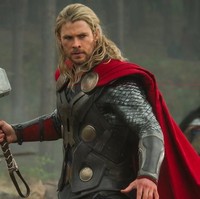 Thor mungkin jadi karakter yang penampilannya berubah drastis di film Avengers: Endgame. Untuk mendapatkan bentuk tubuh yang diinginkan, ia harus makan lima kali sehari dengan asupan kalori hingga 3.500 per hari. Agar badannya terlihat lebih besar, Chris Hemsworth melakukan latihan pembentukan otot dada, bahu, trisep dan bisep dengan olahraga tinju, push-up, pull-up hingga planking. Foto: istimewa