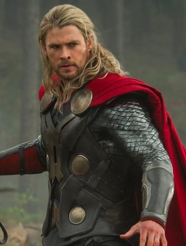 Thor mungkin jadi karakter yang penampilannya berubah drastis di film Avengers: Endgame. Untuk mendapatkan bentuk tubuh yang diinginkan, ia harus makan lima kali sehari dengan asupan kalori hingga 3.500 per hari. Agar badannya terlihat lebih besar, Chris Hemsworth melakukan latihan pembentukan otot dada, bahu, trisep dan bisep dengan olahraga tinju, push-up, pull-up hingga planking. Foto: istimewa