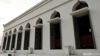 Dinding masjid juga dibersihkan.