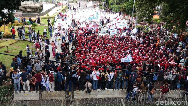 Di Tengah Aksi Buruh, Separator Busway di Patung Kuda Dicoret-coret