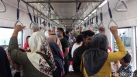 Menurut pantauan detikFinance, Rabu (1/5/2019) Stasiun MRT Lebak Bulus ramai oleh penumpang yang ingin menghabiskan hari liburnya dengan menggunakan MRT. Bahkan, masih banyak penumpang yang baru pertama kali menggunakan MRT.