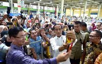 Mampir ke Pabrik, Jokowi Makan Sayur Sup, Tempe dan Tahu Goreng Bareng Buruh