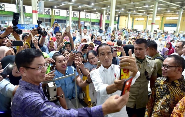 Makanan Favorit Thanos Hingga Jokowi Makan Bareng Buruh Pabrik