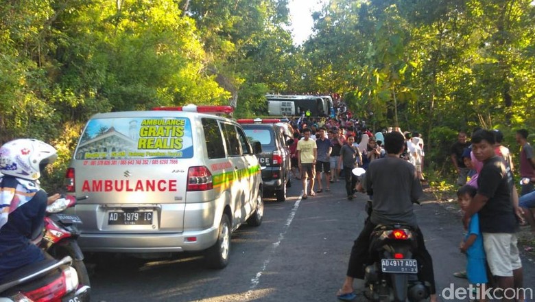 Bus Pariwisata Terguling di Gunungkidul, 1 Orang Tewas Bus Pariwisata Terguling di Gunungkidul, 1 Orang Tewas