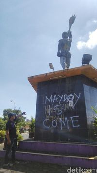 Aksi Vandalisme 'May Day is Come' Kotori Tugu Atlet di Ciamis