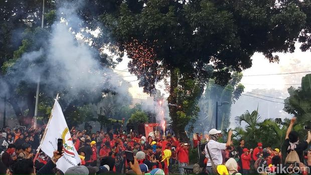 Massa buruh di Patung Kuda