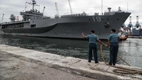 Dengan berat 22,500 lbs dan kapasitas 230 pekerja serta 825 prajurit.