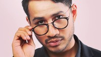 Nama Jovial da Lopez dikenal sebagai Youtuber, aktor, sekaligus komedian. Ia bersama adiknya, Andovi da Lopez kerap membuat video parodi di Youtube. Foto: Instagram jovialdalopez