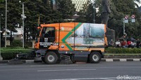 Mobil penyapu jalan juga diturunkan.