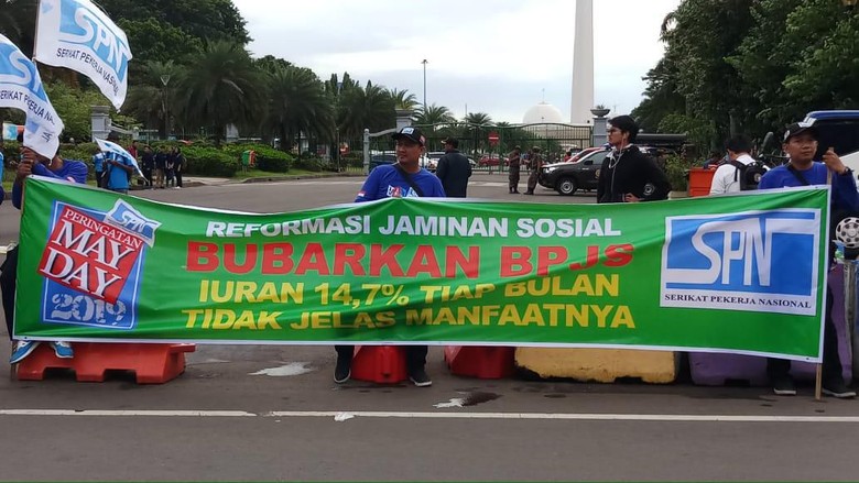 May Day di Patung Kuda, Massa Buruh Bentangkan Spanduk Bubarkan BPJS May Day di Patung Kuda, Massa Buruh Bentangkan Spanduk Bubarkan BPJS