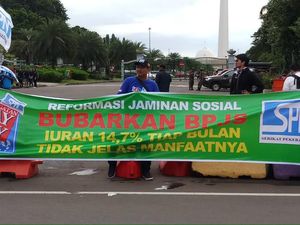 May Day di Patung Kuda, Massa Buruh Bentangkan Spanduk Bubarkan BPJS