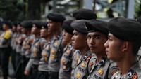 Menurut Kabid Humas Polda Metro Jaya, Kombes Argo Yuwono mengatakan sebanyak 26.500 personel gabungan dikerahkan untuk mengamankan peringatan Hari Buruh.