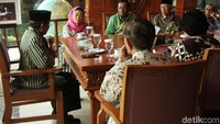 Selain itu, Habibie juga memaparkan soal Pancasila dan Islam. Dirinya sempat ditanya oleh seseorang soal kaitan Pancasila dan Islam.