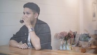 Pria yang terkenal lewat SkinnyIndonesian24 ini sedang menikmati kopi asal Colombia. Eh tapi, tatapannya kok menerawang gitu sih Jovi? Foto: Instagram jovialdalopez
