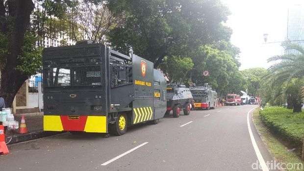 Ada Aksi Hari Buruh, Jalan Imam Bonjol Depan KPU Ditutup