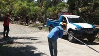 Progres perbaikan tiang roboh juga mengalami kemajuan, saat ini sebanyak 11 tiang distribusi jaringan menengah dan jaringan tegangan rendah berhasil diperbaiki. Pool/PLN.