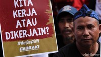 Mereka membawa berbagai poster berisi tuntutan.