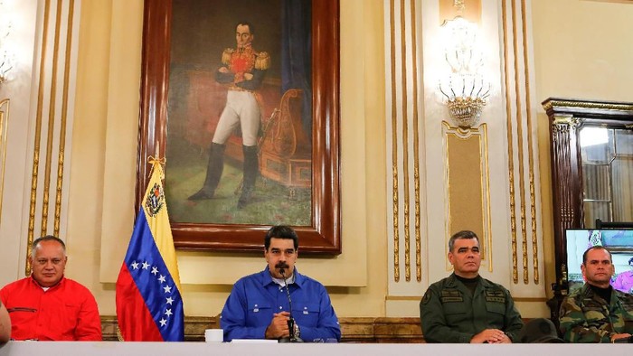 Venezuelas President Nicolas Maduro speaks next to Venezuelas National Constituent Assembly President Diosdado Cabello, Venezuelas Defense Minister Vladimir Padrino Lopez and Remigio Ceballos Strategic Operational Commander of the Bolivarian National Armed Forces, during a broadcast at Miraflores Palace in Caracas, Venezuela April 30, 2019. Miraflores Palace/Handout via REUTERS ATTENTION EDITORS - THIS PICTURE WAS PROVIDED BY A THIRD PARTY.