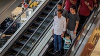 Presiden Joko Widodo memanfaatkan hari liburnya di Solo dengan berjalan-jalan bersama keluarga ke pusat perbelanjaan sambil menyapa warga. ANTARA FOTO/Mohammad Ayudha.